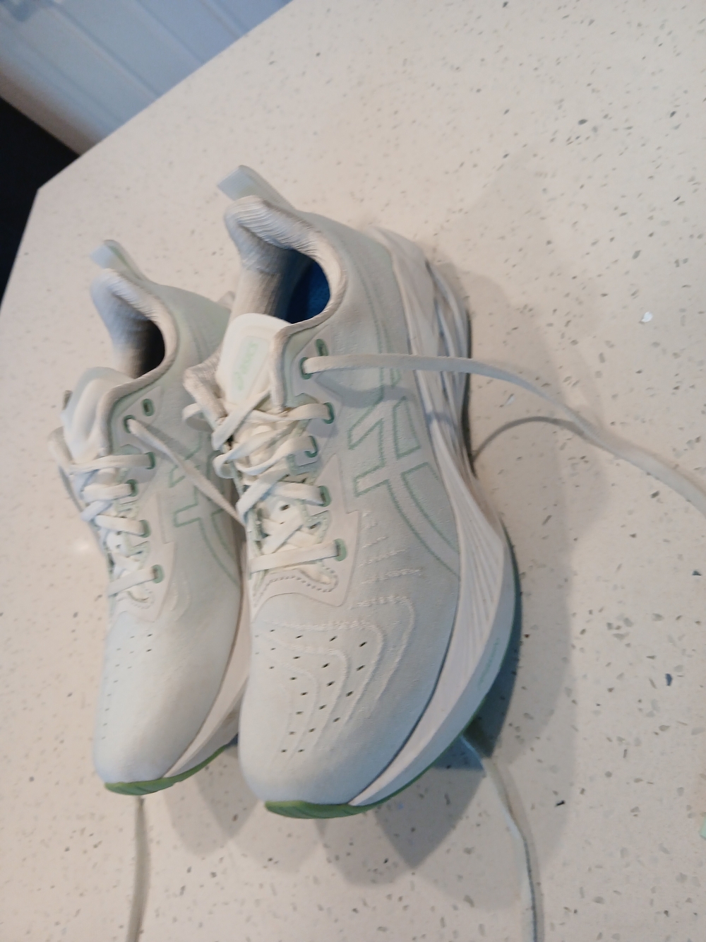 ASICS Women's NOVABLAST 4Sz 8.5 Light Blue
